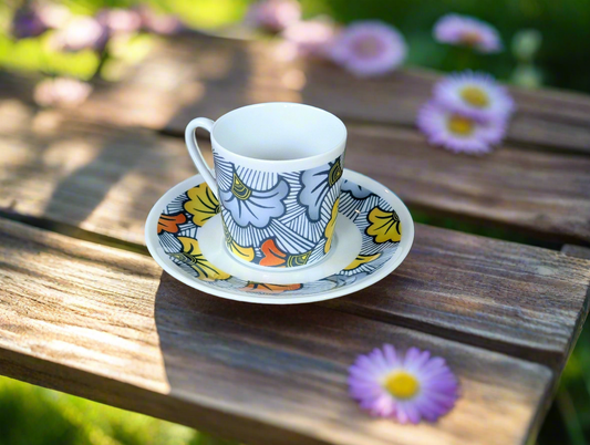 Tasse à Café avec soucoupe en porcelaine fine Française motif plein wax d'Afrique "Fleurs de Mariage"