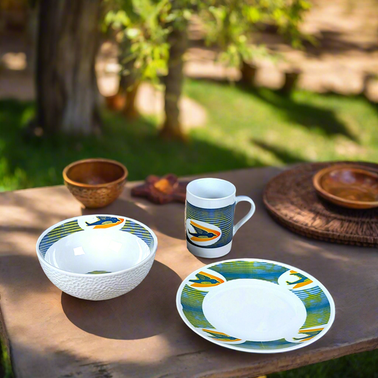 Coffret petit déjeuner en porcelaine fine française, orné d’un  motif anneau WAX "hirondelles"  composé d'une petite assiette, d'un grand bol et d'un MUG, présentés dans une boîte prestige.