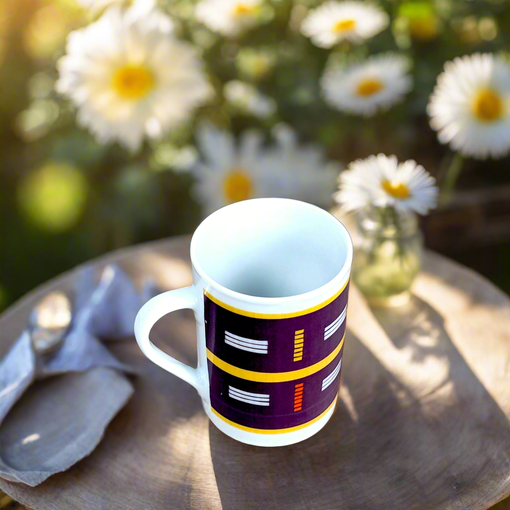 Coffret petit déjeuner en porcelaine fine française, orné d’un motif Baoulé de Côte d’Ivoire, composé d'une petite assiette, d'un grand bol et d'un MUG, présentés dans une boîte prestige.