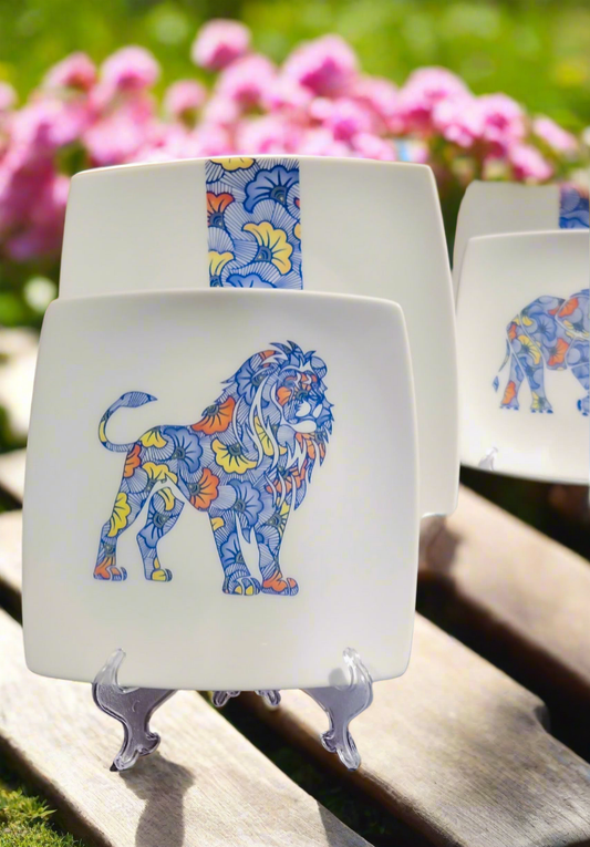 Coffret d'assiettes carrées en porcelaine fine Française fabriquées à la demande avec motif bande wax d'Afrique "Fleurs de Mariage" et Animaux dans coffret de 12