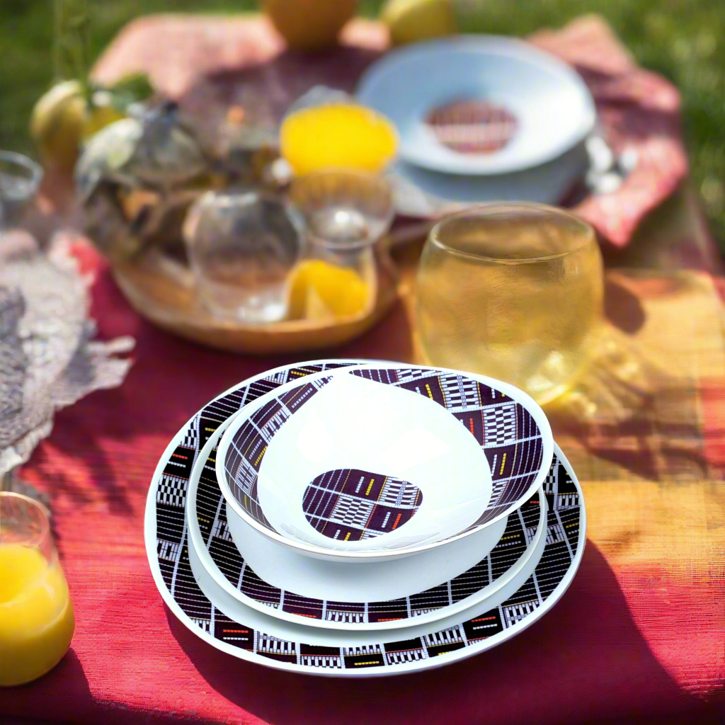 Coffret d'assiettes ovales en porcelaine fine Française fabriquées à la demande avec motif anneaux Ethnique de Côté d'Ivoire "Sénoufo bleu indigo" dans coffret de 6