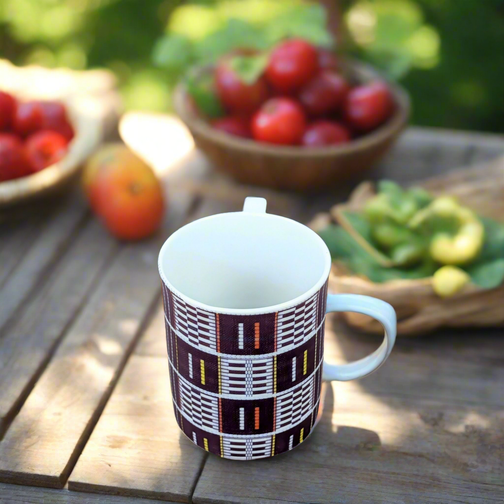 Mug en porcelaine fine Française fabriqué à la demande, motif de Côté d'Ivoire, extérieur "Sénoufo bleu indigo"