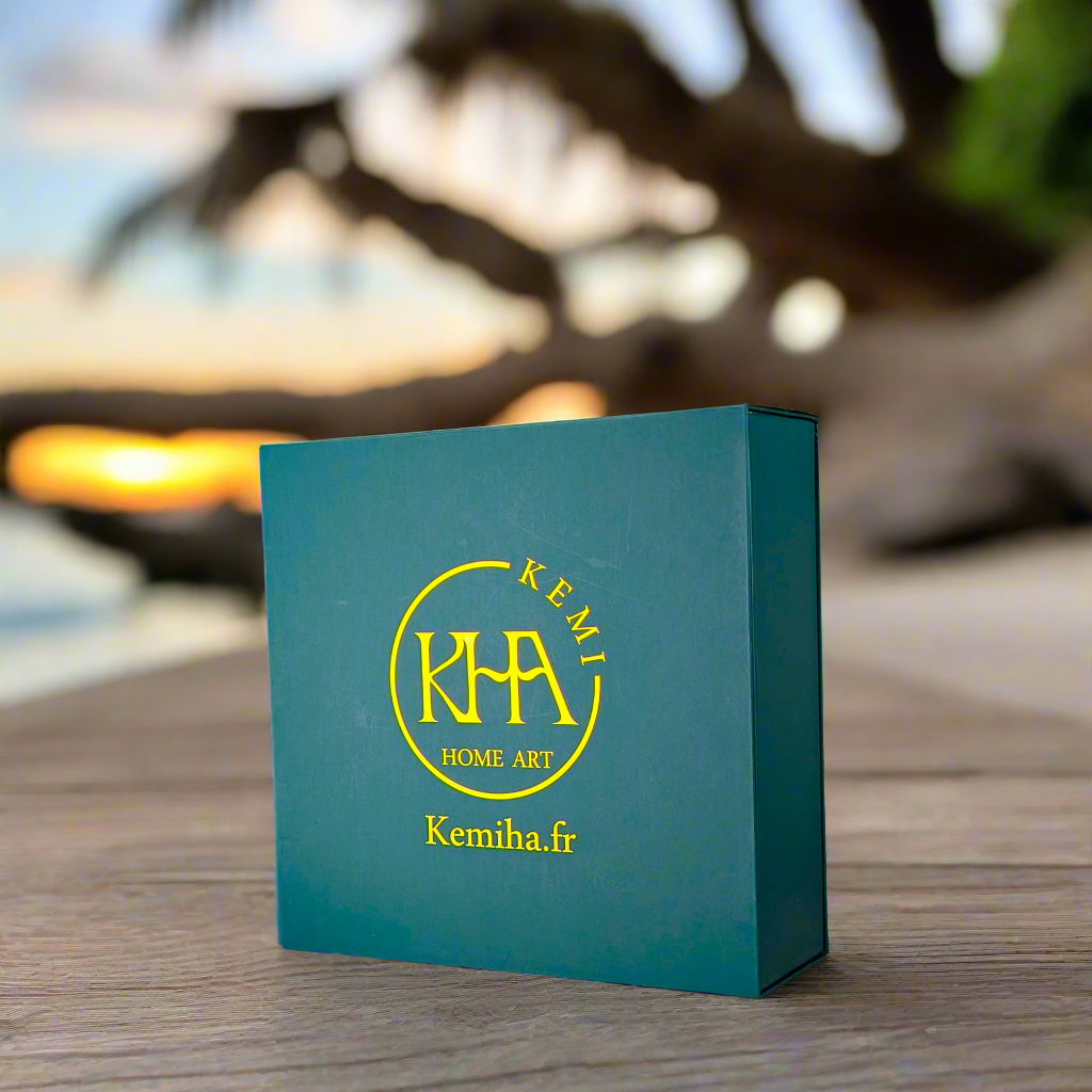 Coffret petit déjeuner en porcelaine fine française, orné d’un motif N'Dop du Cameroun, composé d'une assiette creuse, d'un grand bol et d'un MUG, présentés dans une boîte prestige.