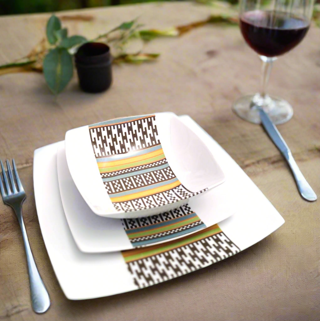 Coffret d'assiettes carrées en porcelaine fine Française fabriquées à la demande avec motif bande ethnique d'Afrique "Kounta" ou "Kanta" du Niger, présenté dans un coffret de 6 assiettes