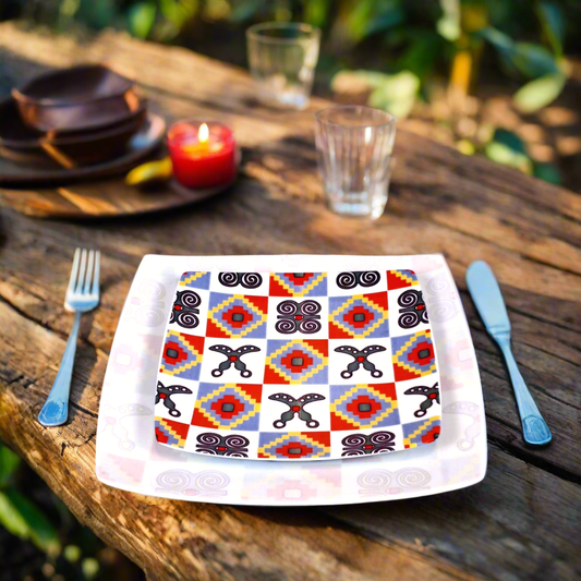 Coffret d'assiettes en porcelaine Française fabriquées à la demande avec  carrées motif plein traditions d'Afrique "Adinkra" du Ghana et de Côtes d'Ivoire dans coffret de 12
