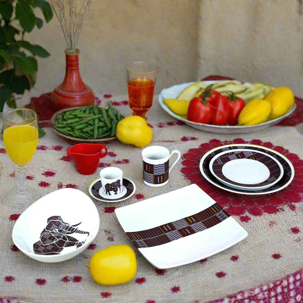 Coffret d'assiettes rondes en porcelaine fine Française fabriquées à la demande avec motif anneaux larges Ethnique de Côté d'Ivoire "Sénoufo noir" dans coffret de 6