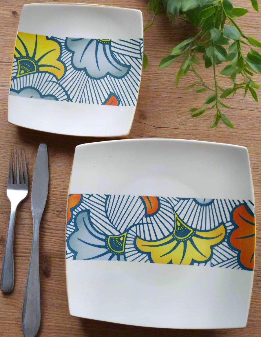 Coffret d'assiettes en porcelaine fine Française fabriquées à la demande avec motif bande WAX d'afrique "Grandes Fleurs de Mariage" dans coffret de 12