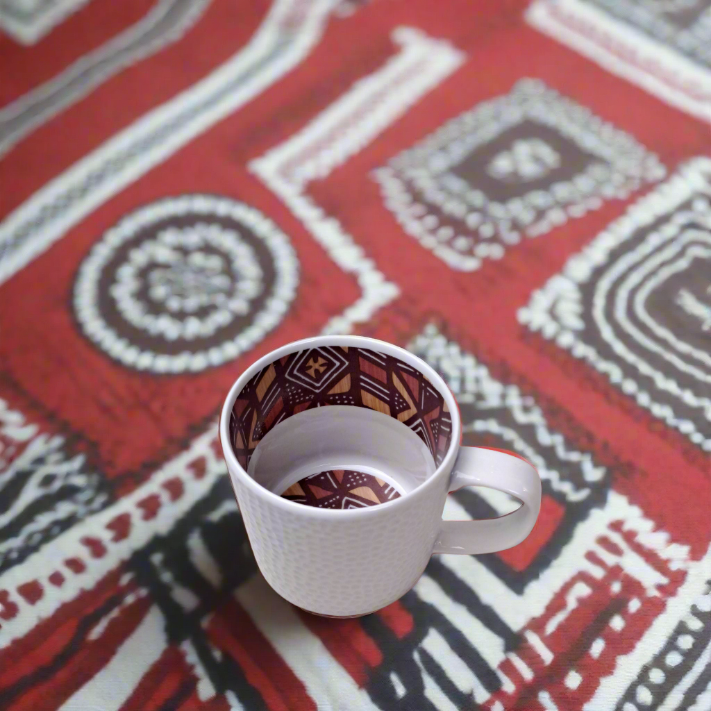 Mug en porcelaine fine Française fabriquées à la demande grenaillé à l'extérieur, motif intérieur Ethnique d'Afrique "Bogolan" à l'intérieur