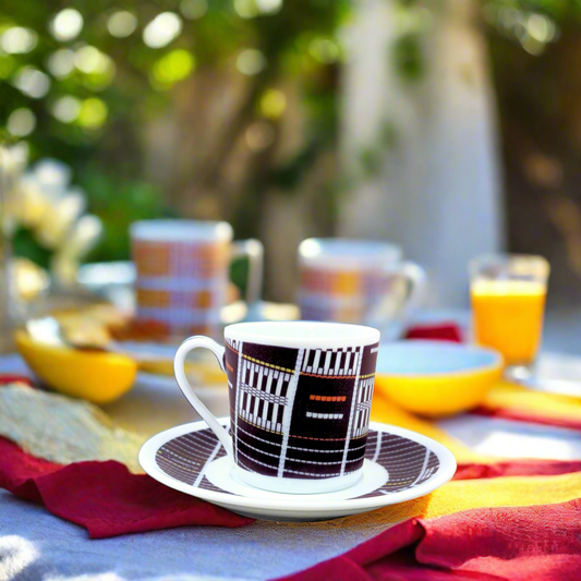 Tasse à Café en porcelaine fine Française fabriquée à la demande avec soucoupe motif anneau africain "Sénoufo bleu indigo" de Côte d'Ivoire