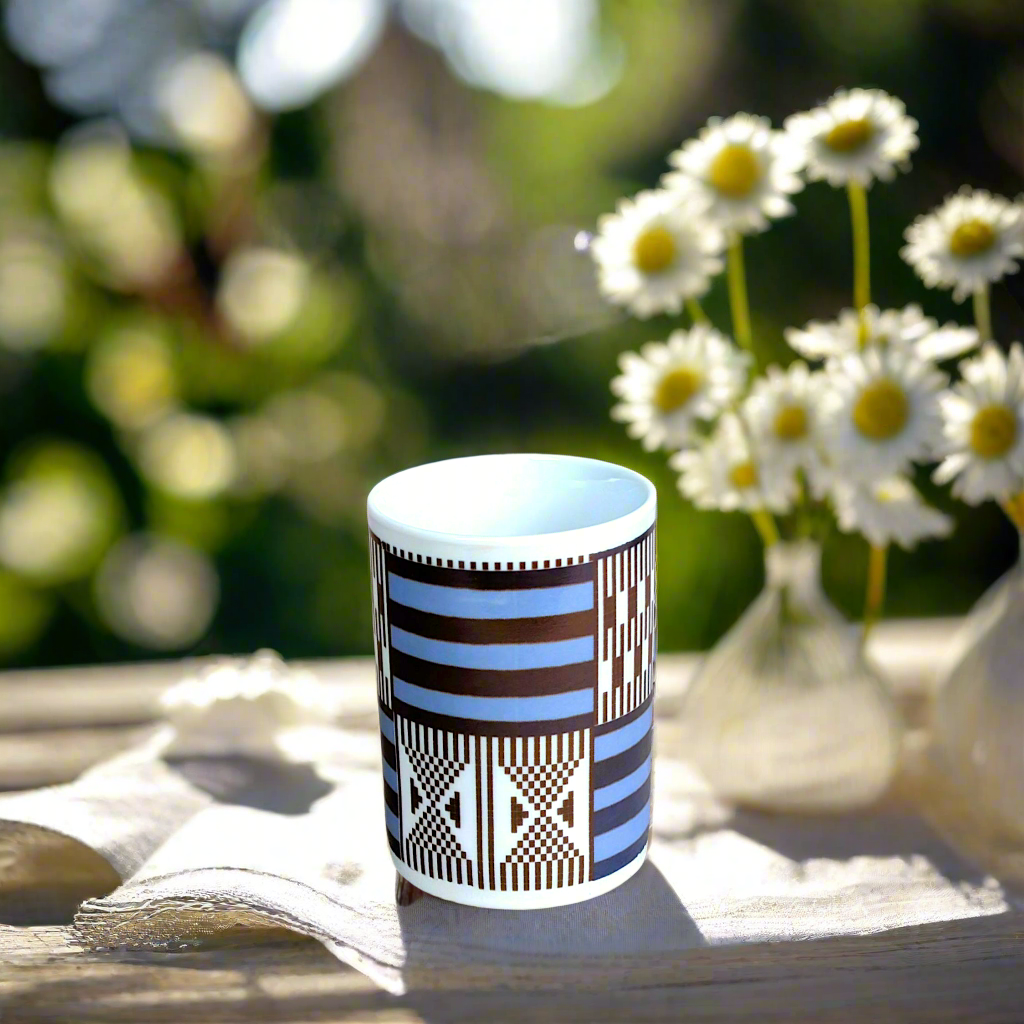 Coffret petit déjeuner en porcelaine fine française, orné d’un motif "Kanta" du Niger, composé d'une petite assiette, d'une tasse à café et d'un MUG, présentés dans une boîte prestige.