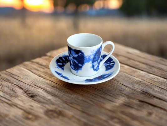 Tasse à Café en porcelaine fine Française fabriquées à la demande avec soucoupe motif Ethnique d'Afrique "Indigo inversé"