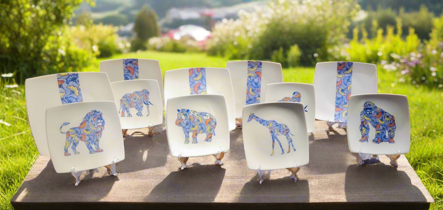 Coffret d'assiettes carrées en porcelaine fine Française fabriquées à la demande avec motif bande wax d'Afrique "Fleurs de Mariage" et Animaux dans coffret de 12