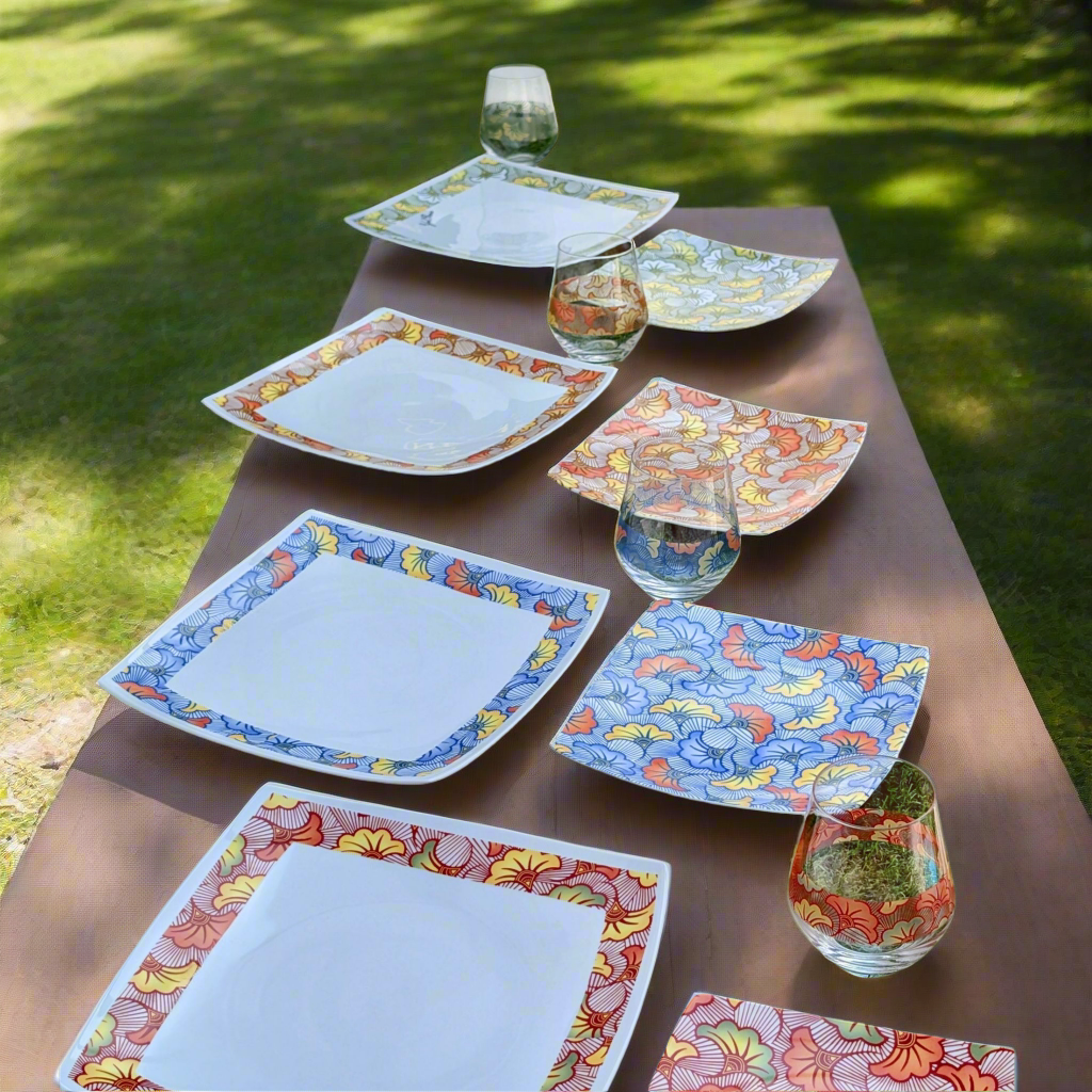 Coffret d'assiettes en porcelaine fine Française fabriquées à la demande avec motif anneau combiné WAX d'afrique "Fleurs de Mariage" ocre dans coffrets de 12