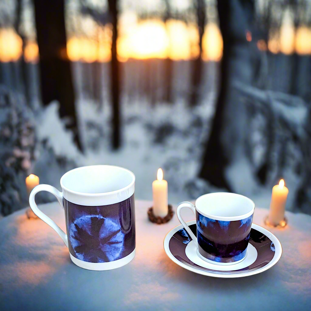 Coffret petit déjeuner en porcelaine fine française, orné d’un motif indigo, composé d'une petite assiette, d'une tasse à café et d'un MUG, présentés dans une boîte prestige.