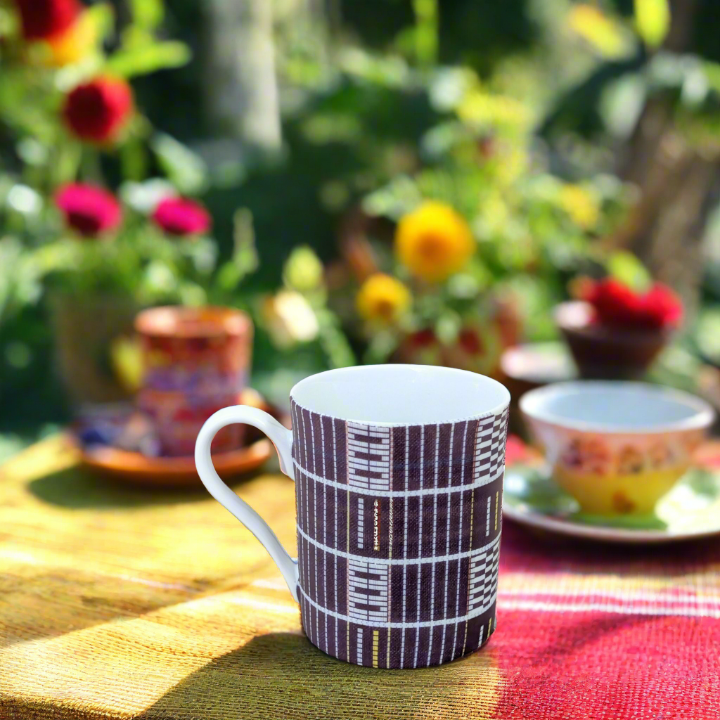 Mug en porcelaine fine Française fabriqué à la demande, motif de Côté d'Ivoire, extérieur "Sénoufo bleu indigo"