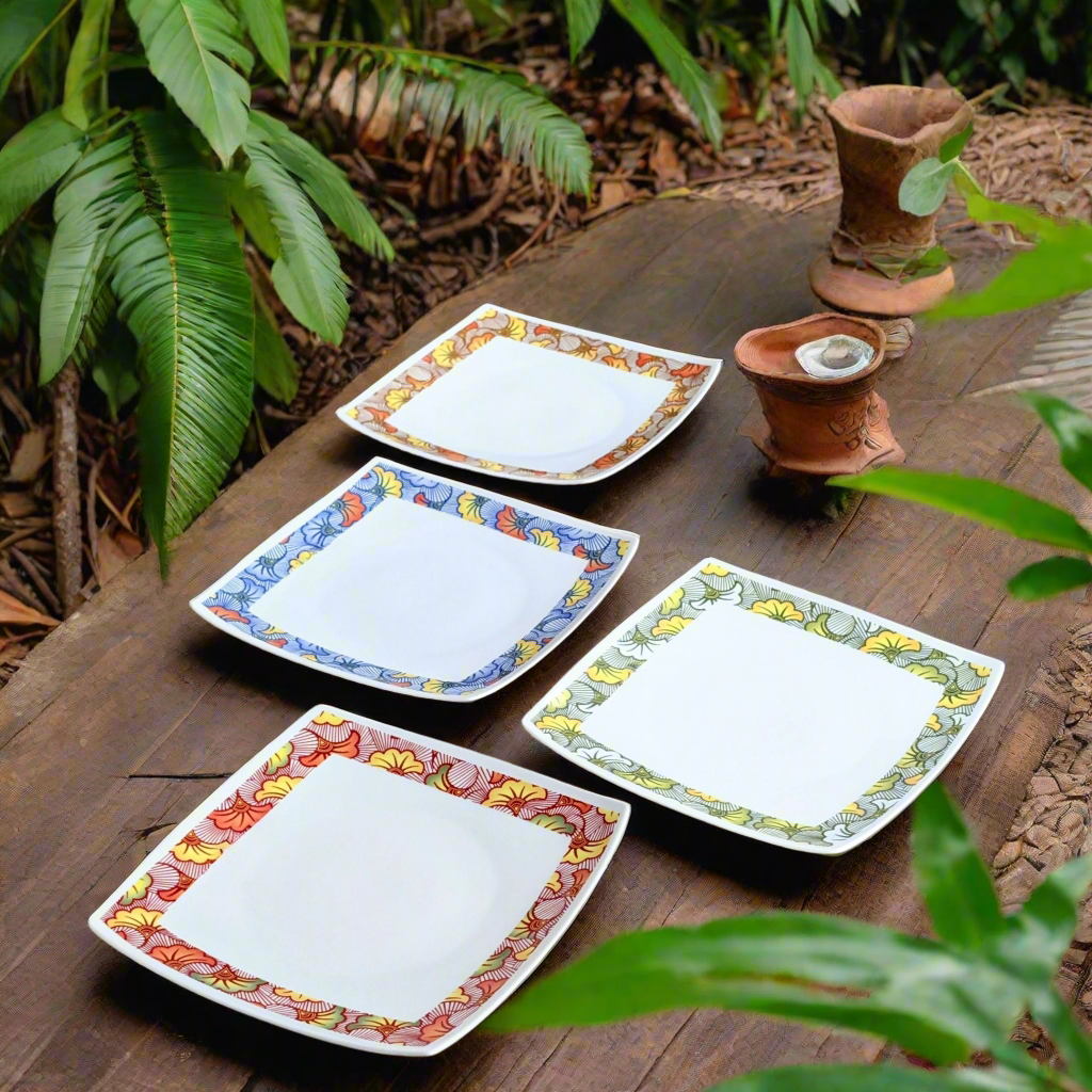 Coffret d'assiettes en porcelaine fine Française fabriquées à la demande avec motif anneau combiné WAX d'afrique "Fleurs de Mariage" rouges dans coffrets de 12