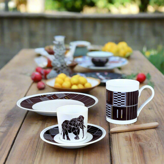 Tasse à Café en porcelaine fine Française fabriquée à la demande avec soucoupe motif animaux : Elephant de Côté d'Ivoire "Sénoufo noir"