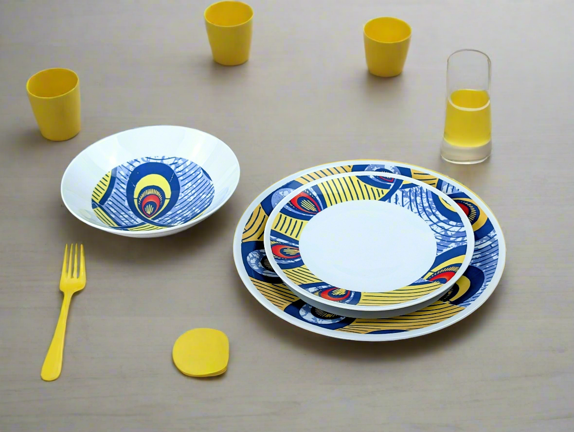 Coffret d'assiettes rondes en porcelaine fine Française fabriquées à la demande avec motif anneaux larges WAX d'afrique "Nos destins entrelacés" dans coffret de 6 assiettes.
