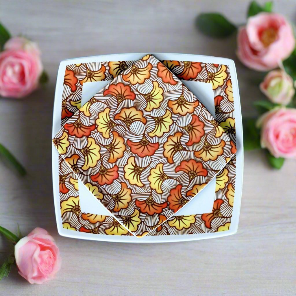 Coffret d'assiettes en porcelaine fine Française fabriquées à la demande avec motif anneau combiné WAX d'afrique "Fleurs de Mariage" ocre dans coffrets de 12
