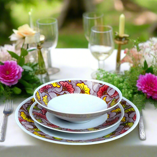 Coffret d'assiettes en porcelaine fine Française fabriquées à la demande avec motif anneaux larges "Fleurs de Mariage" rose magenta dans coffret de 6