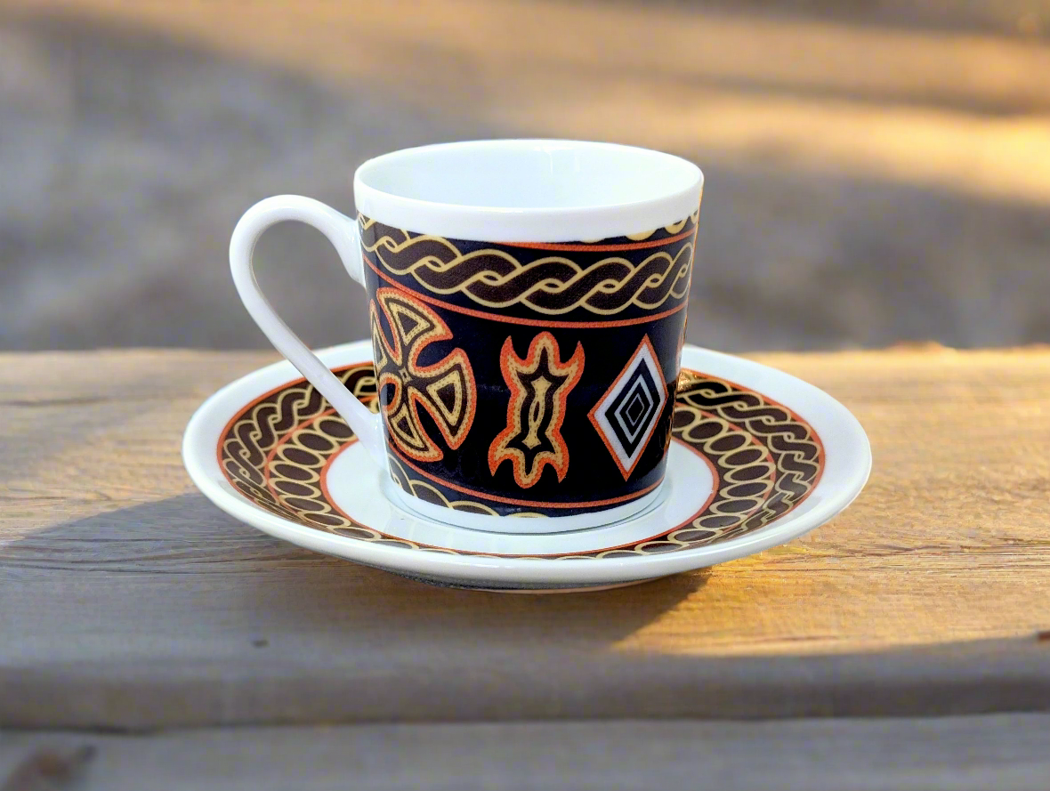 Tasse à Café en porcelaine fine Française fabriquée à la demande avec soucoupe motif anneau africain "Ndop Bamoun" du Cameroun