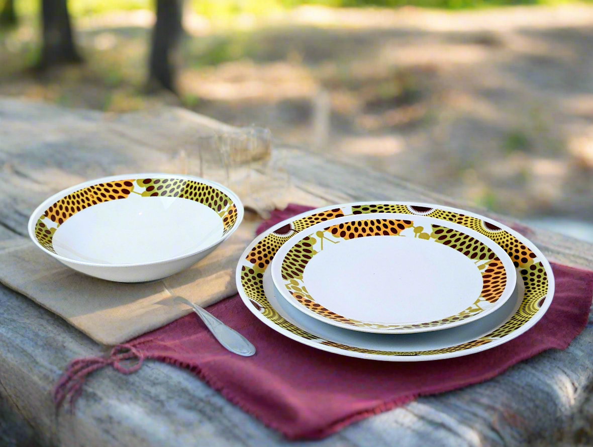 Coffret d'assiettes en porcelaine Française fabriquées à la demande avec motif anneaux fins "Gammaphone" dans coffret (6 pièces)