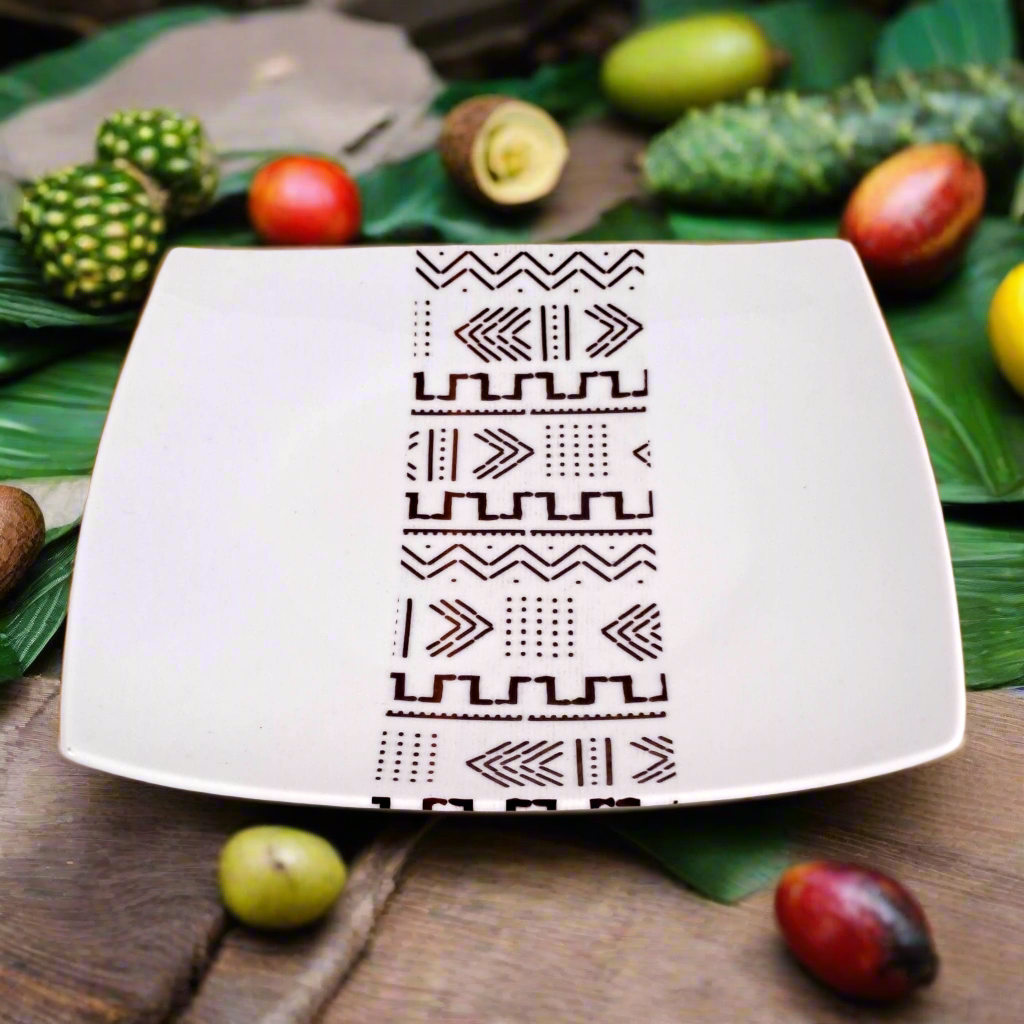 Coffret d'assiettes carrées en porcelaine fine Française fabriquées à la demande avec motif bande ethnique d'Afrique "#kente ou Kita" 2 du Ghana et Togo, présenté dans un coffret de 6 assiettes.