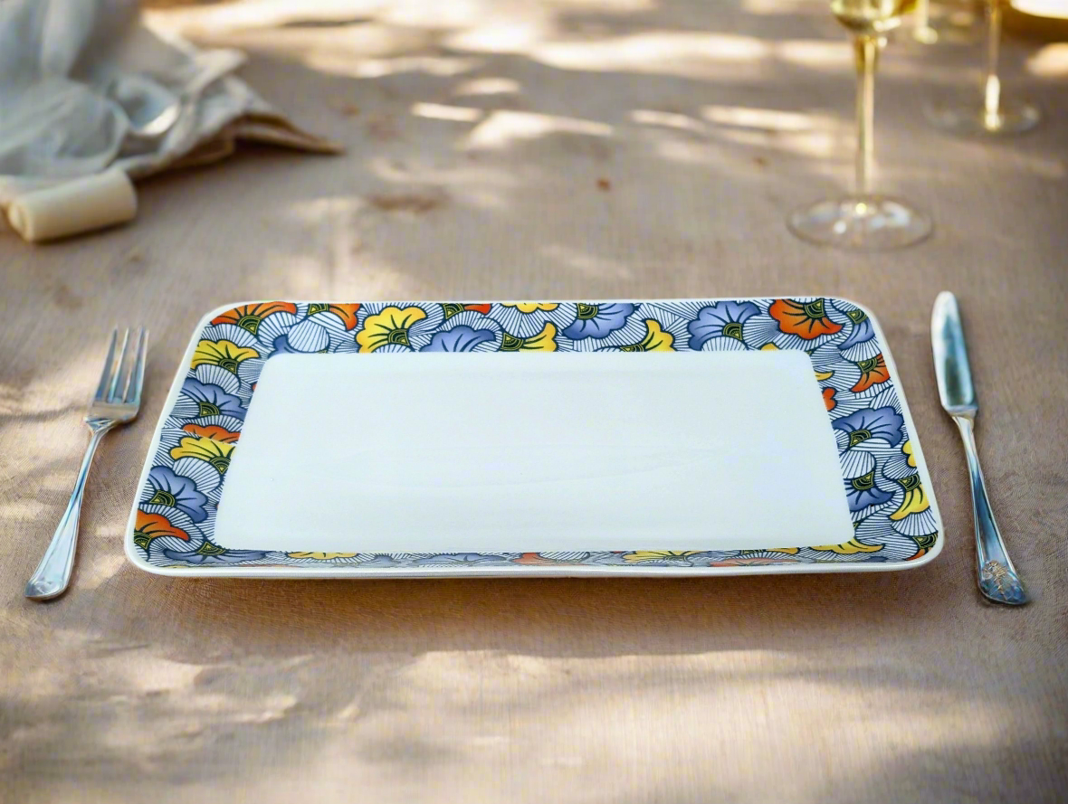Grand plat en porcelaine fine Française fabriqué à la demande, motif africain anneau wax "fleurs de mariage"