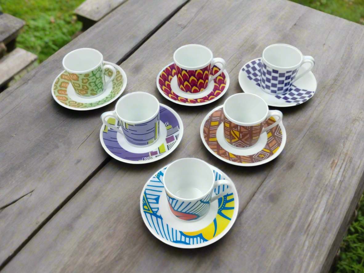Tasse à Café avec soucoupe en porcelaine fine Française fabriquées à la demande motif plein WAX d'afrique "Milliardaire"