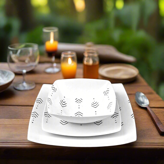 Coffret d'assiettes carrées en porcelaine fine Française fabriquées à la demande avec motif bande ethnique d'Afrique "#kente ou Kita" 3 du Ghana et Togo, présenté dans un coffret de 6 assiettes.