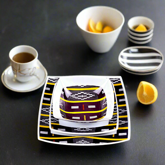 Coffret d'assiettes carrées en porcelaine fine Française fabriquées à la demande avec motif bande Ethnique d'Afrique "Baoulé" de Côte d'Ivoire dans coffret de 6 assiettes