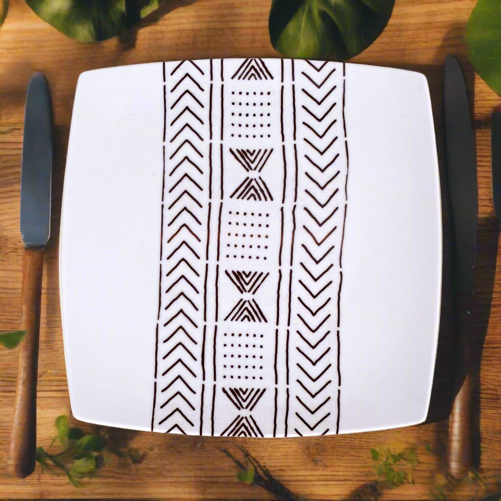 Coffret d'assiettes carrées en porcelaine fine Française fabriquées à la demande avec motif bande ethnique d'Afrique "#kente ou Kita" 4 du Ghana et Togo, présenté dans un coffret de 6 assiettes.