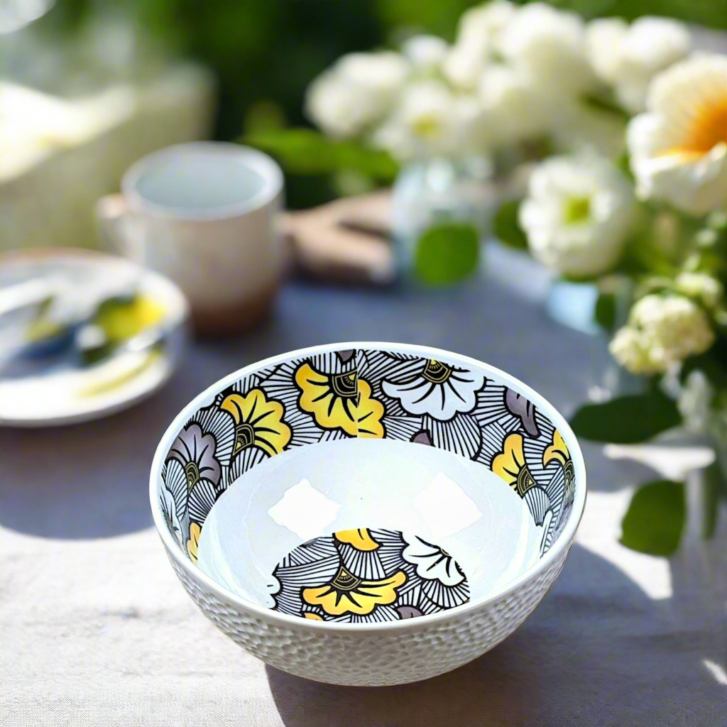 Bol grenaillé à l'extérieur en porcelaine fine Française fabriquées à la demande, motif WAX "Fleurs de mariage" noir et jaune à l'intérieur