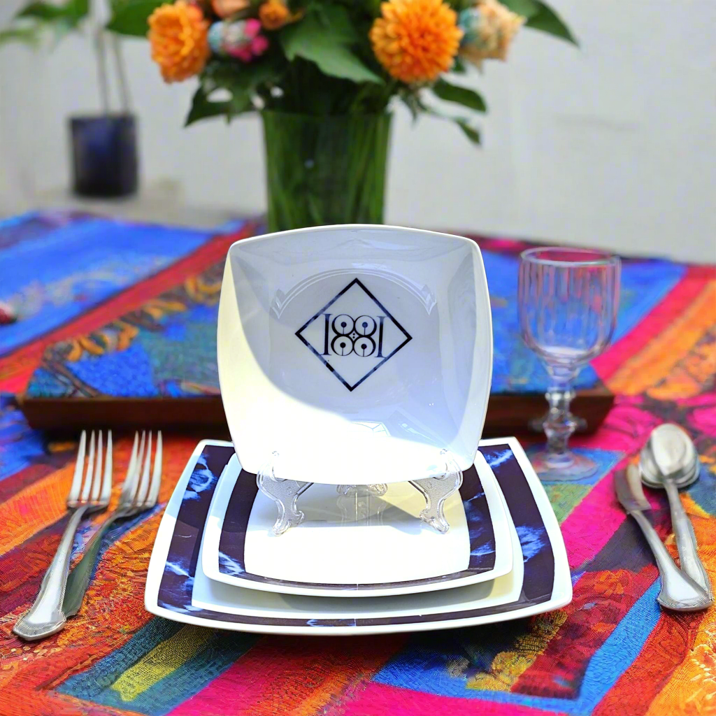 Coffret d'assiettes carrées en porcelaine fine Française fabriquées à la demande avec motif ethnique d'Afrique bleu nuit " Indigo", présenté dans un coffret de 6 assiettes