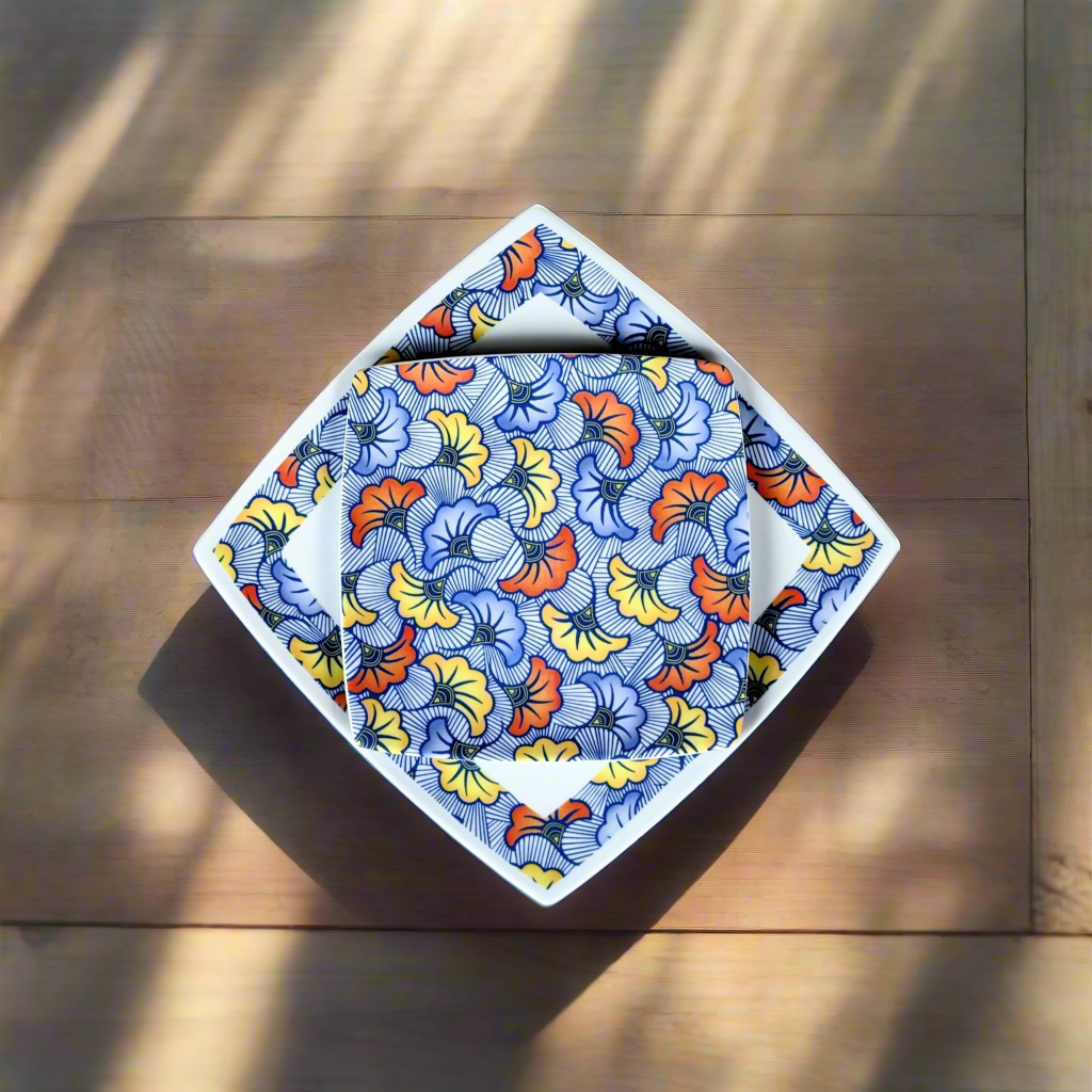 Coffret d'assiettes en porcelaine fine Française fabriquées à la demande avec motif anneau combiné WAX d'afrique "Fleurs de Mariage" bleu dans coffrets de 12