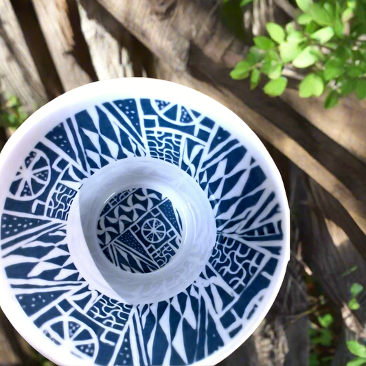 Mug grenaillé à l'extérieur en porcelaine fine Française fabriqué à la demande, motif d'Afrique bleu "N'dop" du Cameroun à l'intérieur