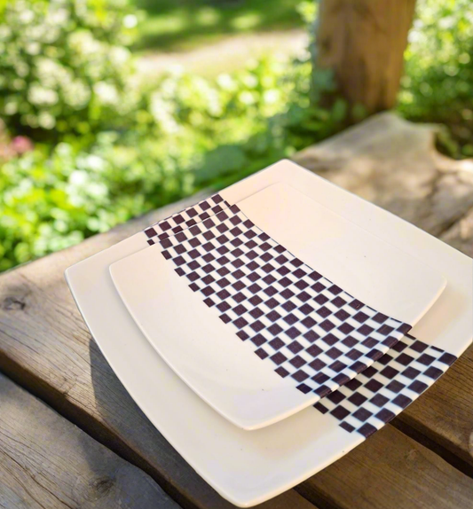 Coffret d'assiettes carrées en porcelaine fine Française fabriquées à la demande avec motif bande WAX d'afrique "Ludo Kouin" dans coffret de 12