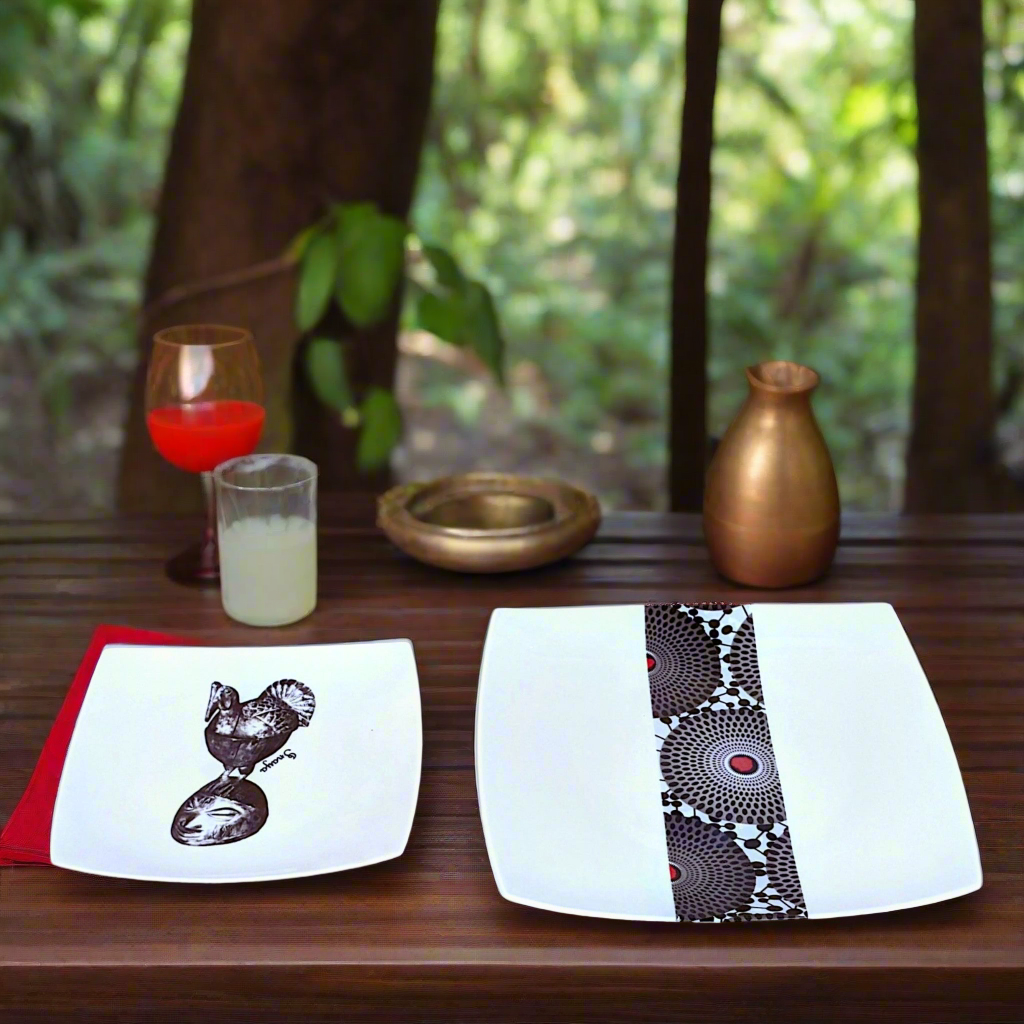 Coffret d'assiettes carrées en porcelaine fine Française fabriquées à la demande avec motif bande Ethnique d'Afrique " masques d'Afrique de l'Ouest et gammaphone noire" dans coffret de 12 assiettes
