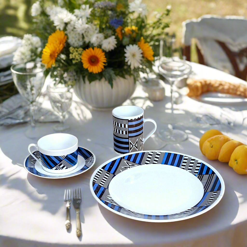 Coffret petit déjeuner en porcelaine fine française, orné d’un motif "Kanta" du Niger, composé d'une petite assiette, d'une tasse à café et d'un MUG, présentés dans une boîte prestige.