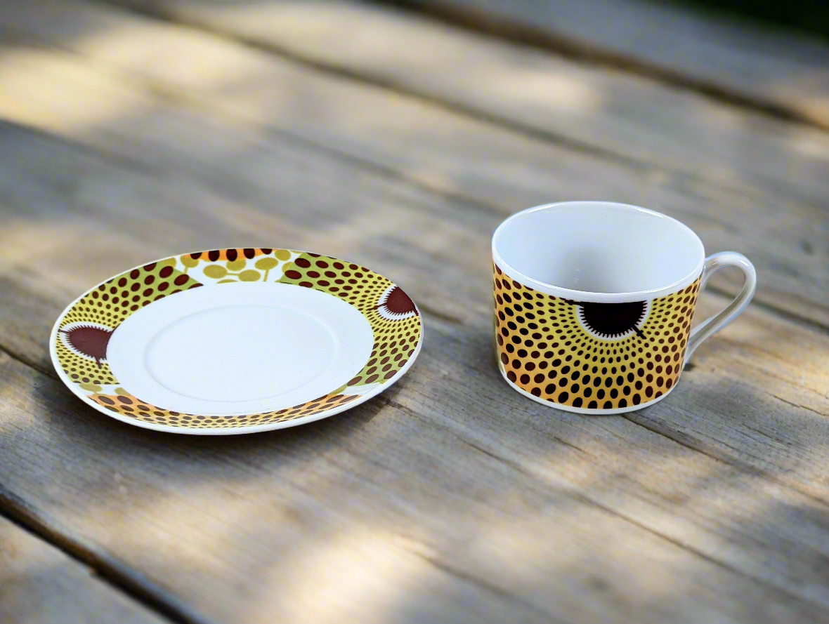 Tasse à Thé en porcelaine fine  Française fabriquée à la demande avec soucoupe motif plein wax d'Afrique Gammaphone