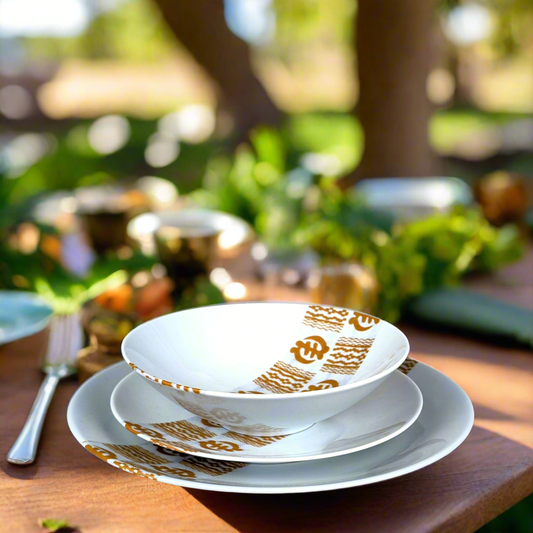 Coffret d'assiettes rondes en porcelaine fine Française fabriquées à la demande avec motif bandes larges traditions de côtes d'Ivoire "Adinkra doré" dans coffret de 6 assiettes.
