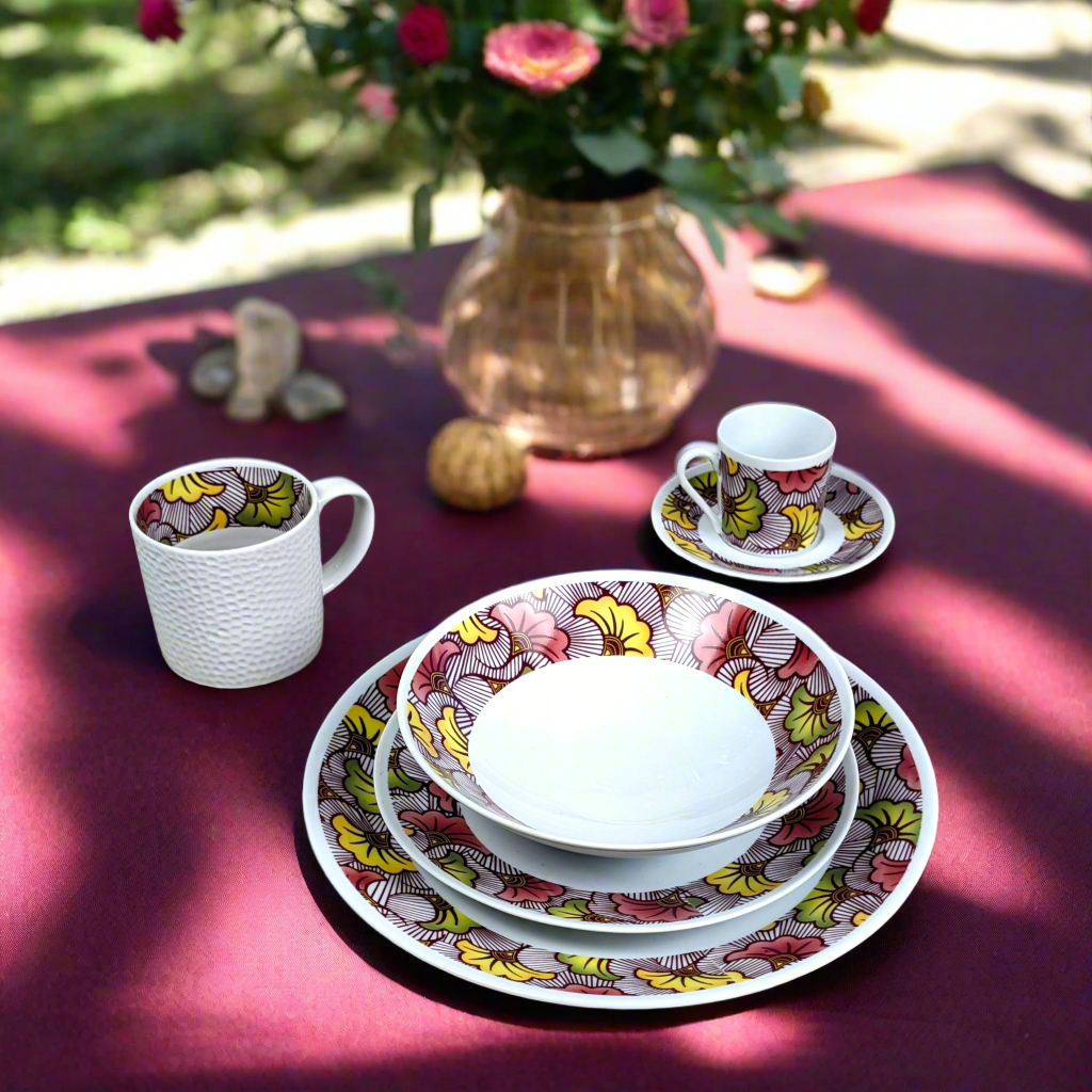 Tasse à Café avec soucoupe en porcelaine fine Française motif plein wax d'Afrique "Fleurs de Mariage" rouge bordeaux