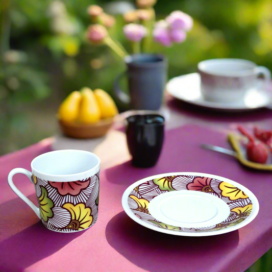 Tasse à Café avec soucoupe en porcelaine fine Française motif plein wax d'Afrique "Fleurs de Mariage" rouge bordeaux