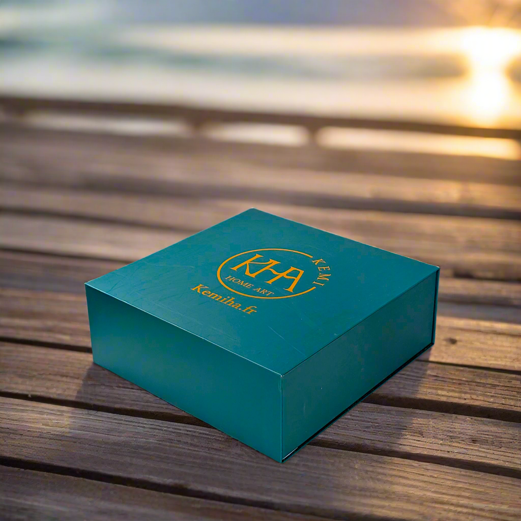 Coffret petit déjeuner en porcelaine fine française, orné d’un motif N'Dop du Cameroun, composé d'une assiette creuse, d'un grand bol et d'un MUG, présentés dans une boîte prestige.