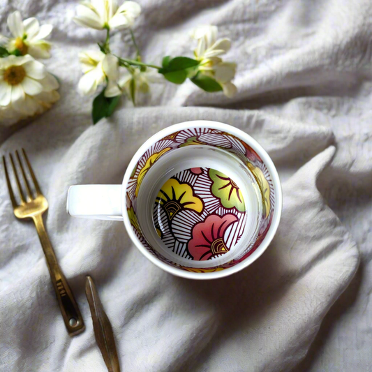 Mug en porcelaine fine Française grenaillé à l'extérieur, motif wax d'Afrique "Fleurs de Mariage" rouge magenta à l'intérieur