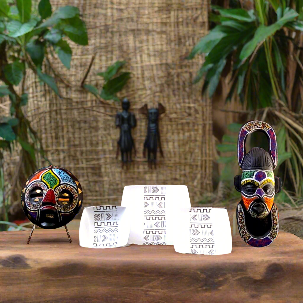 Coffret d'assiettes carrées en porcelaine fine Française fabriquées à la demande avec motif bande ethnique d'Afrique "#kente ou Kita" 2 du Ghana et Togo, présenté dans un coffret de 6 assiettes.