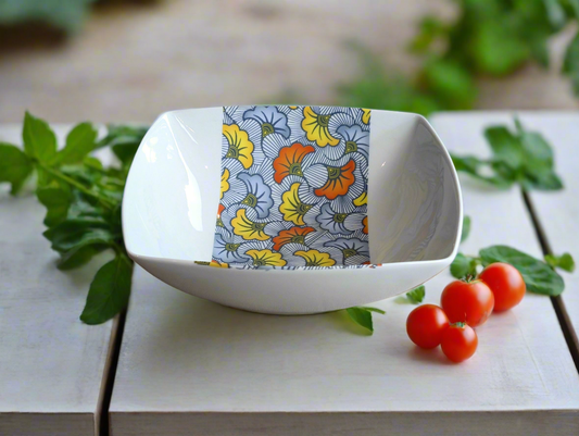 Saladier en porcelaine Française motif bande wax d'Afrique "Fleurs de Mariage" dans coffret