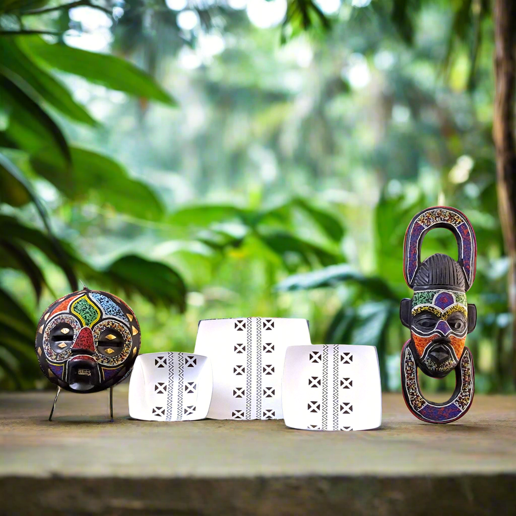Coffret d'assiettes carrées en porcelaine fine Française fabriquées à la demande avec motif bande ethnique d'Afrique "#kente ou Kita du Ghana et Togo, présenté dans un coffret de 6 assiettes.
