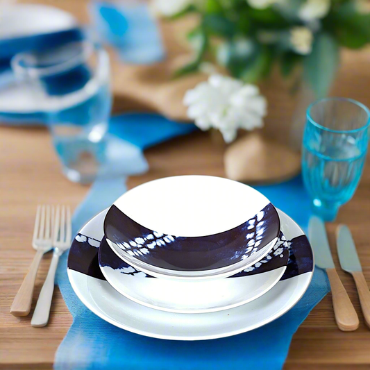 Coffret d'assiettes rondes en porcelaine fine Française fabriquées à la demande avec motif bande larges ethnique d'Afrique "Indigo intense" bleu dans coffret de 6 assiettes