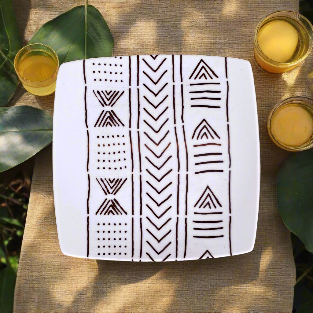 Coffret d'assiettes carrées en porcelaine fine Française fabriquées à la demande avec motif bande ethnique d'Afrique "#kente ou Kita" 4 du Ghana et Togo, présenté dans un coffret de 6 assiettes.